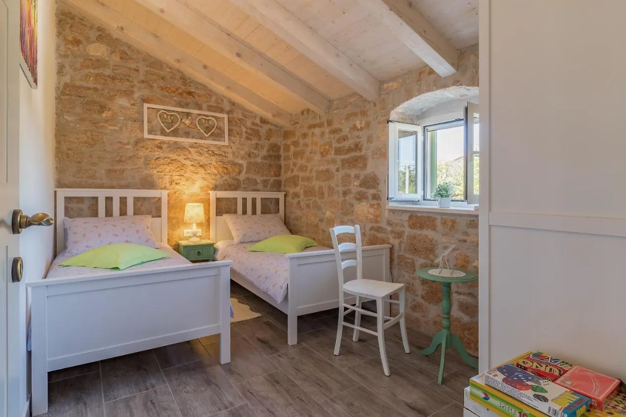 Family Friendly House With A Swimming Pool Cerion, Central Istria - Sredisnja Istra - 16332 Višnjan Nyaraló